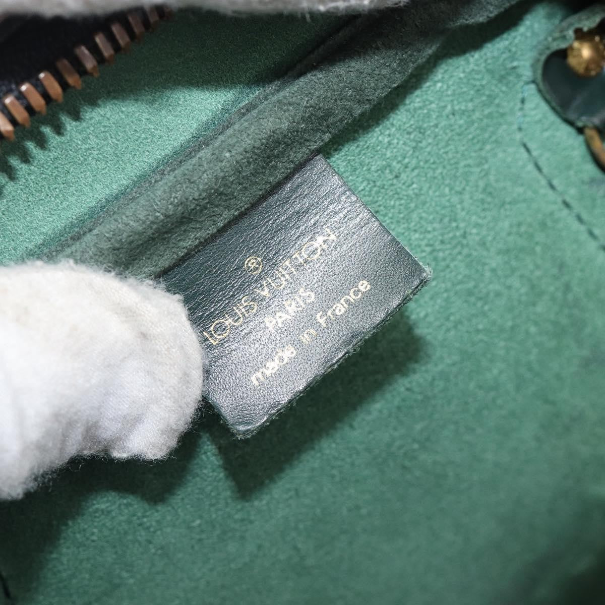 Louis Vuitton Kendall Taiga Leather Green Leather Handbag (Pre-Owned)