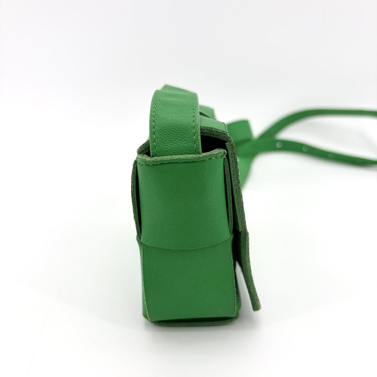 Bottega Veneta Cassette Maxi Intrecciato Leather Green Leather Crossbody Bag Bag (Pre-Owned)