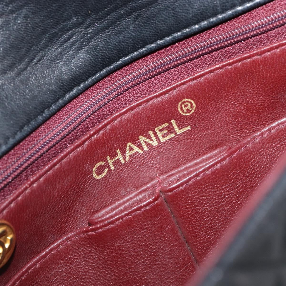 Chanel Vintage Cc Chain Flap Quilted Leather Black Leather Handbag (Pre-Owned)