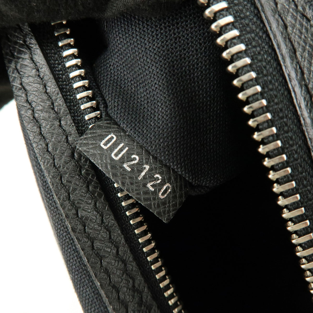 Louis Vuitton Roman Taiga Leather Gray Leather Handbag (Pre-Owned)