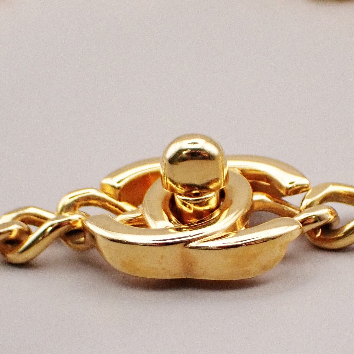 Chanel Vintage Turnlock Reissue Chain Metal Gold Gold_Plated Jewelry (Pre-Owned)