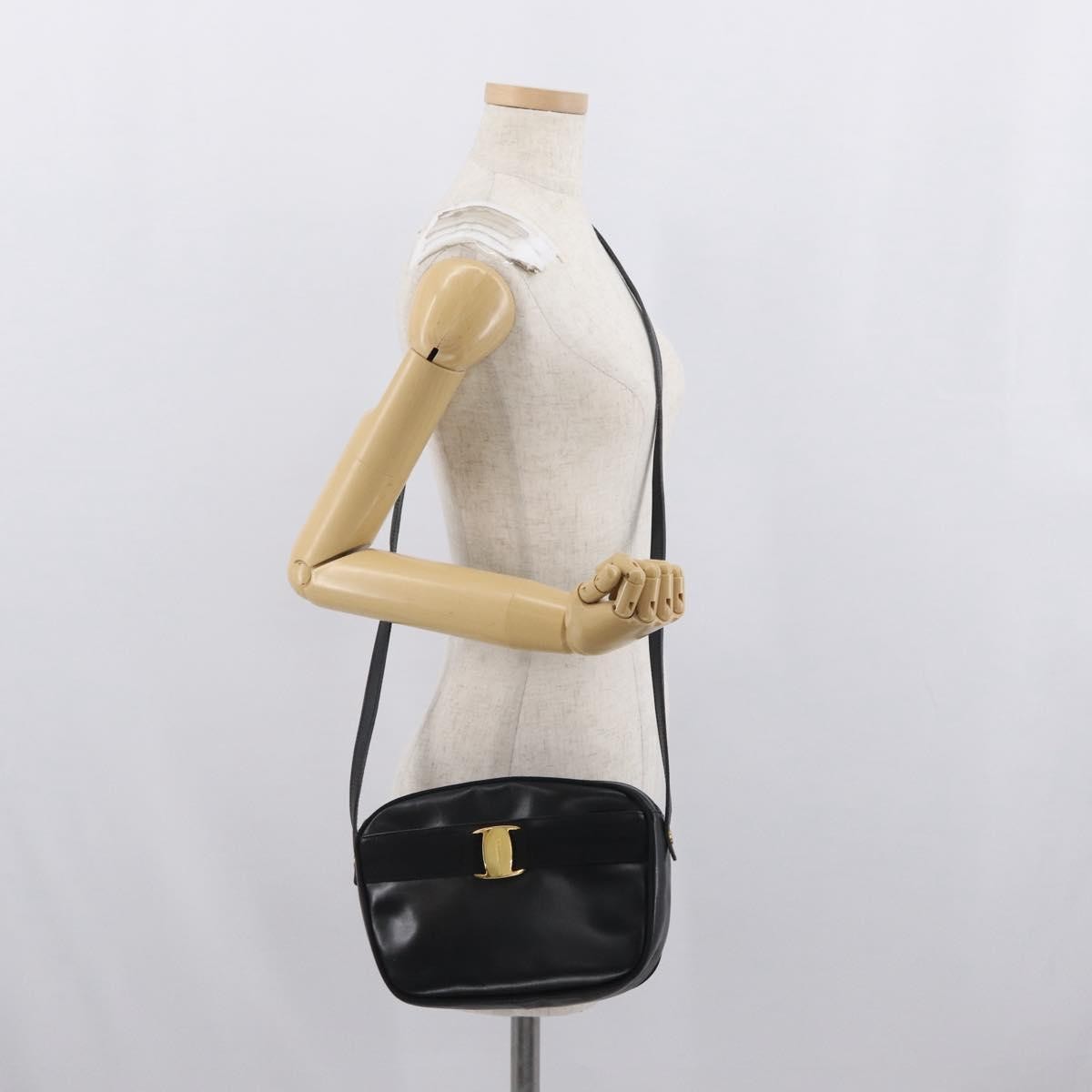 Salvatore Ferragamo Vara Bow Camera Leather Black Leather Shoulder Bag Bag (Pre-Owned)