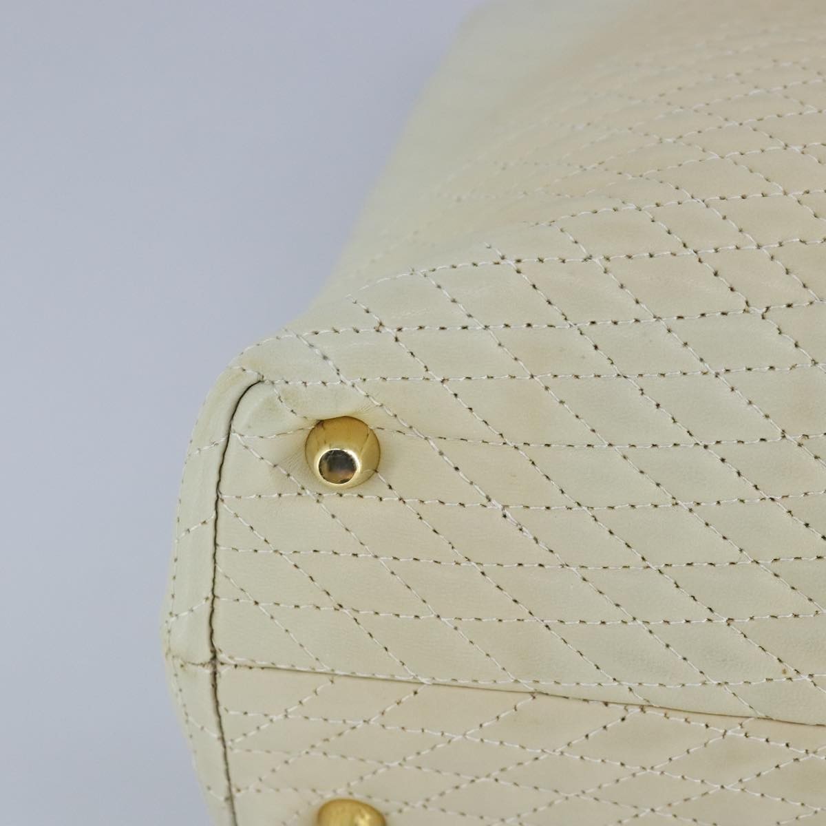 Bally Vintage Quilted Leather Beige Leather Shoulder Bag Bag (Pre-Owned)