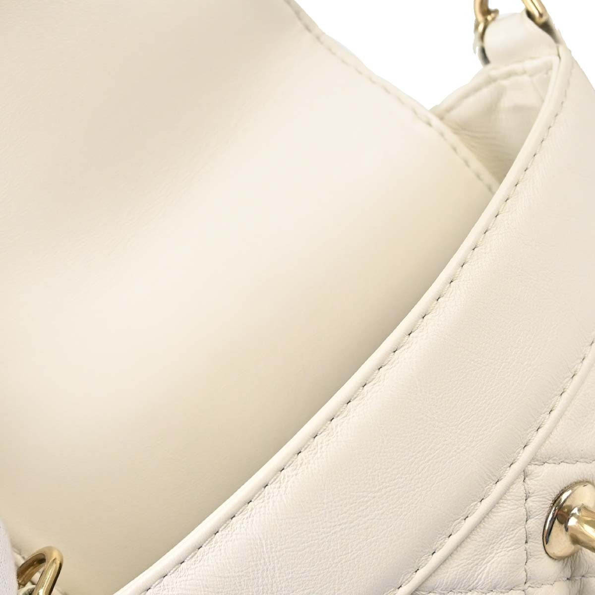 Chanel Vintage Cc Turnlock Flap Leather White Leather Shoulder Bag Bag (Pre-Owned)