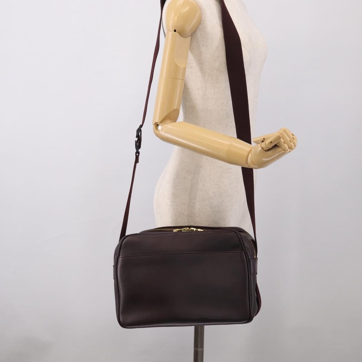 Louis Vuitton Reporter Taiga Leather Burgundy Leather Shoulder Bag Bag (Pre-Owned)