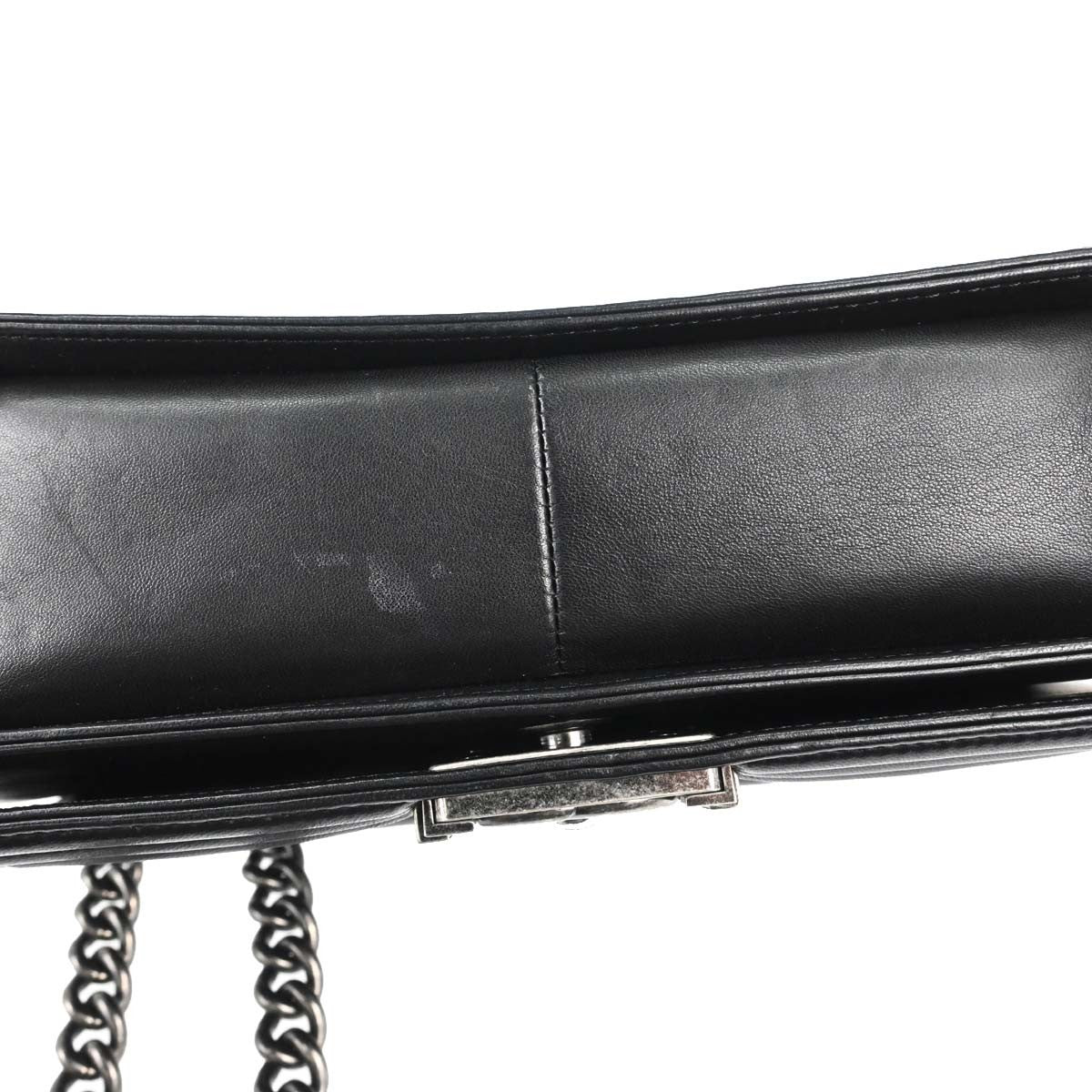 Chanel Boy Chanel Quilted Black Leather Shoulder Bag Bag (Pre-Owned)