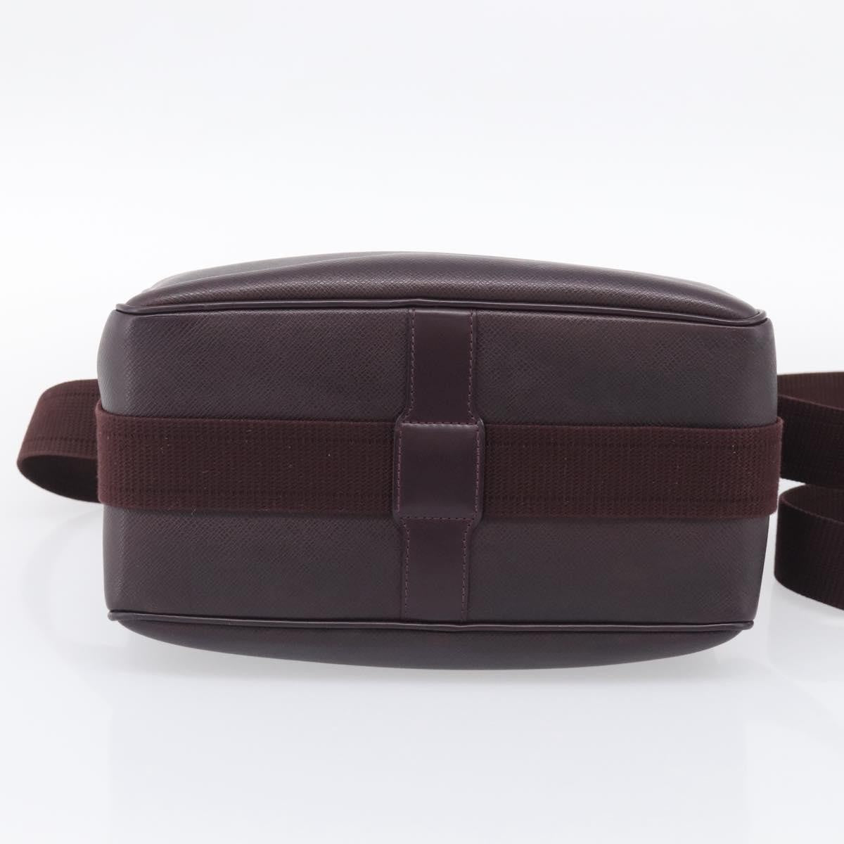 Louis Vuitton Reporter Taiga Leather Burgundy Leather Shoulder Bag Bag (Pre-Owned)