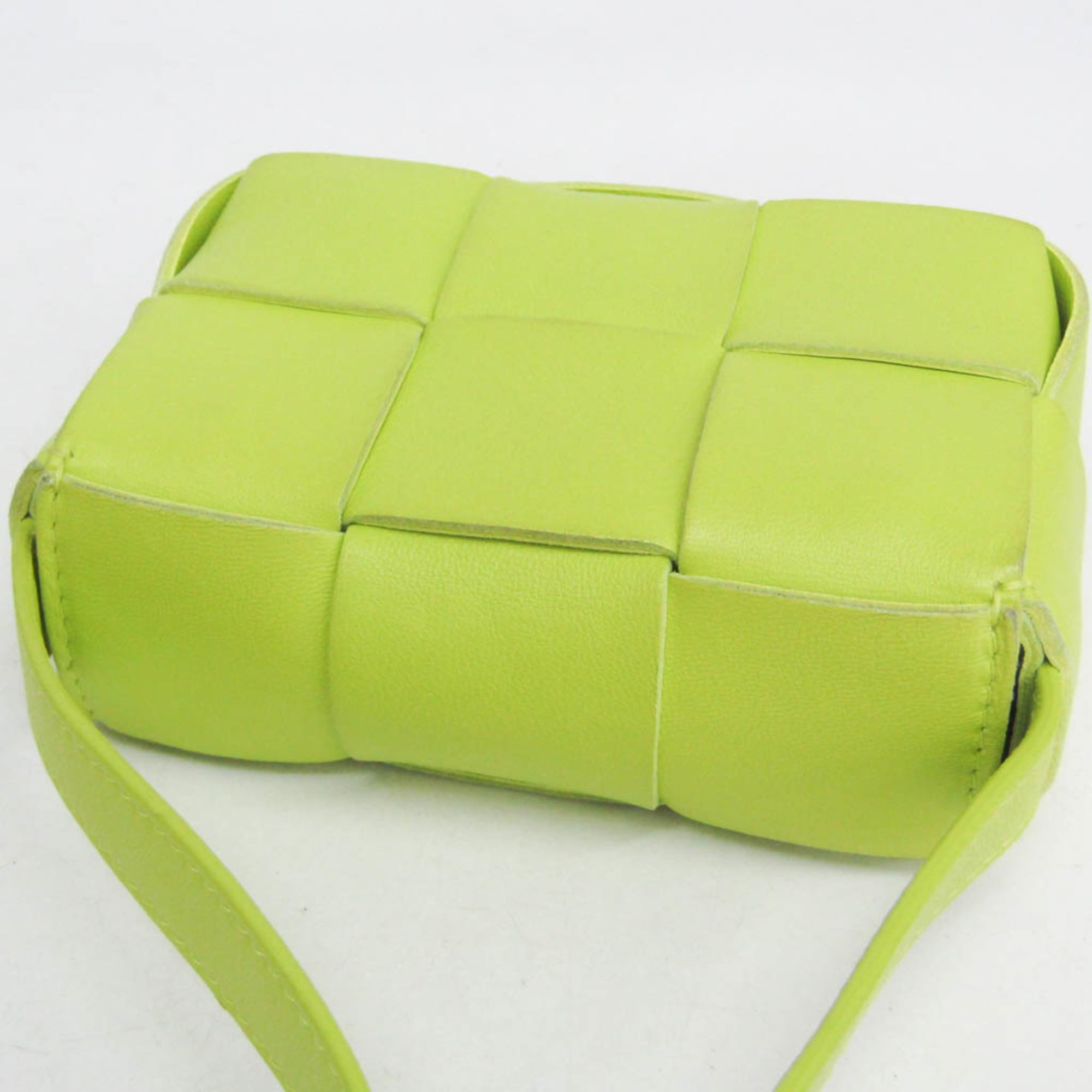 Bottega Veneta Cassette Maxi Intrecciato Leather Green Leather Clutche & Pouche Bag (Pre-Owned)