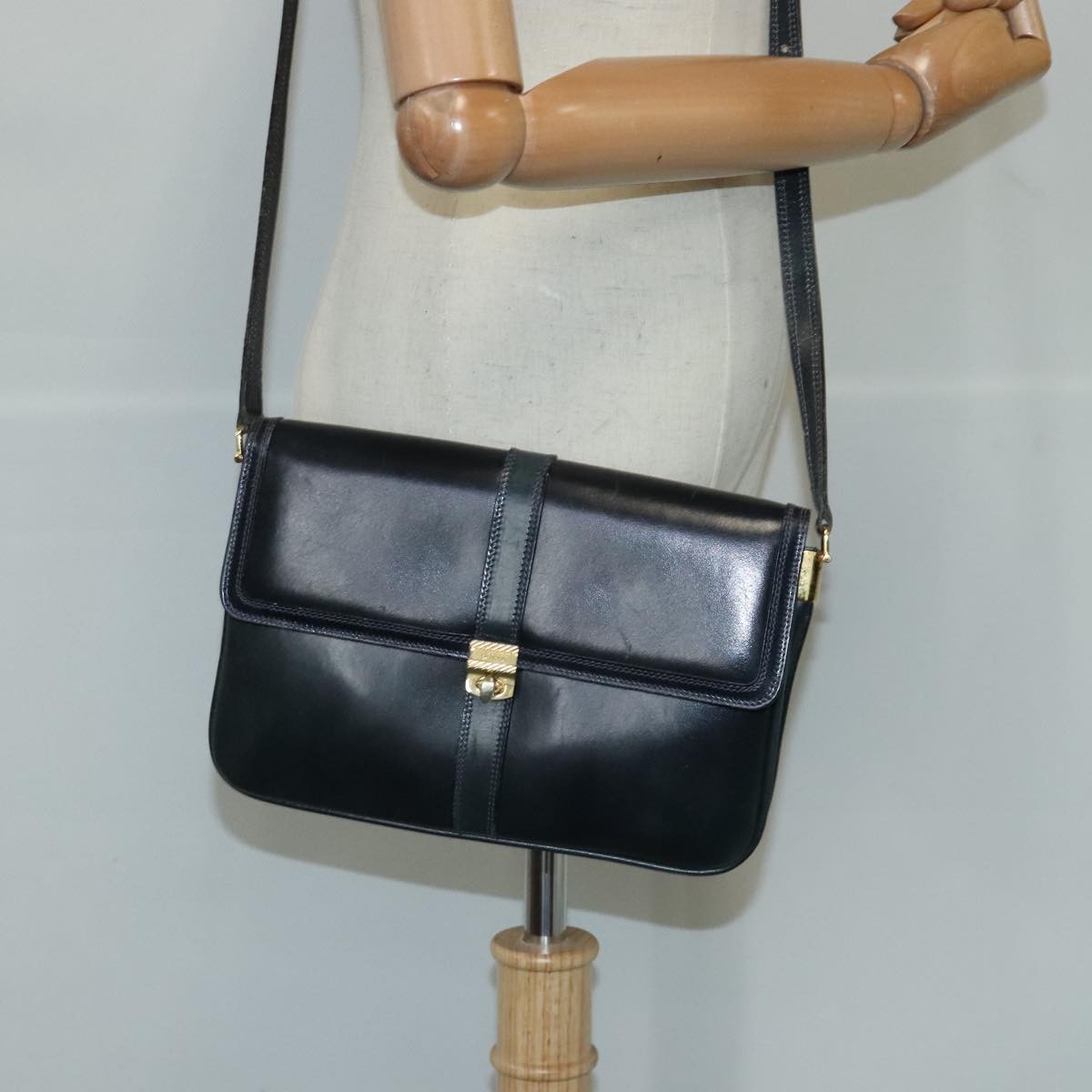 Bally Vintage Leather Black Leather Shoulder Bag Bag (Pre-Owned)