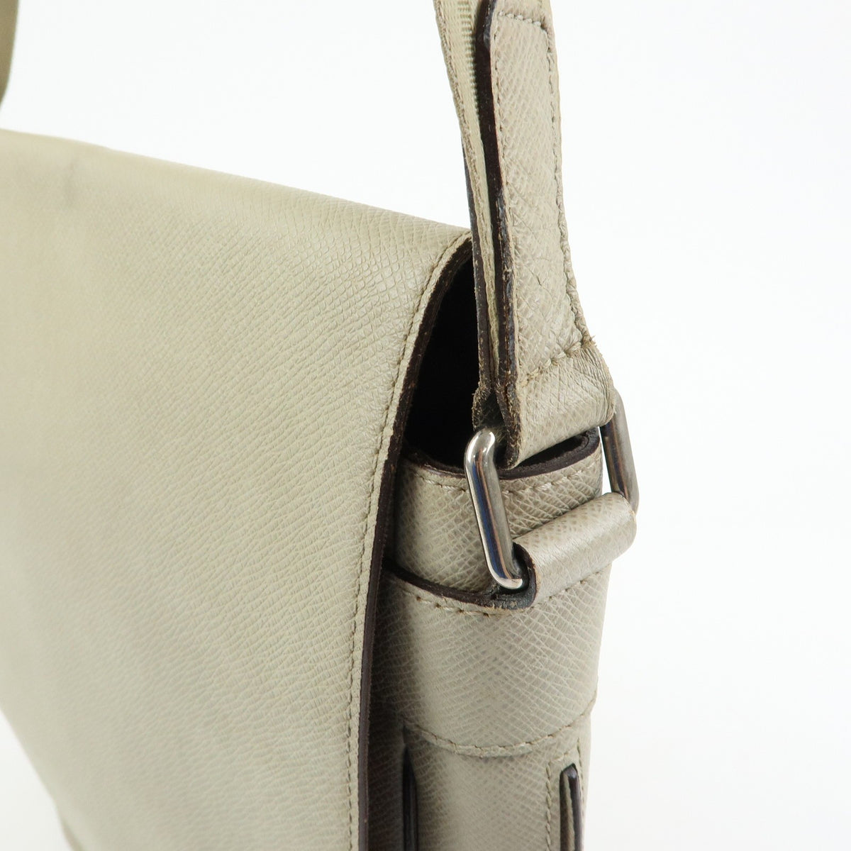Louis Vuitton Milo Messenger Taiga Leather Beige Leather Handbag (Pre-Owned)
