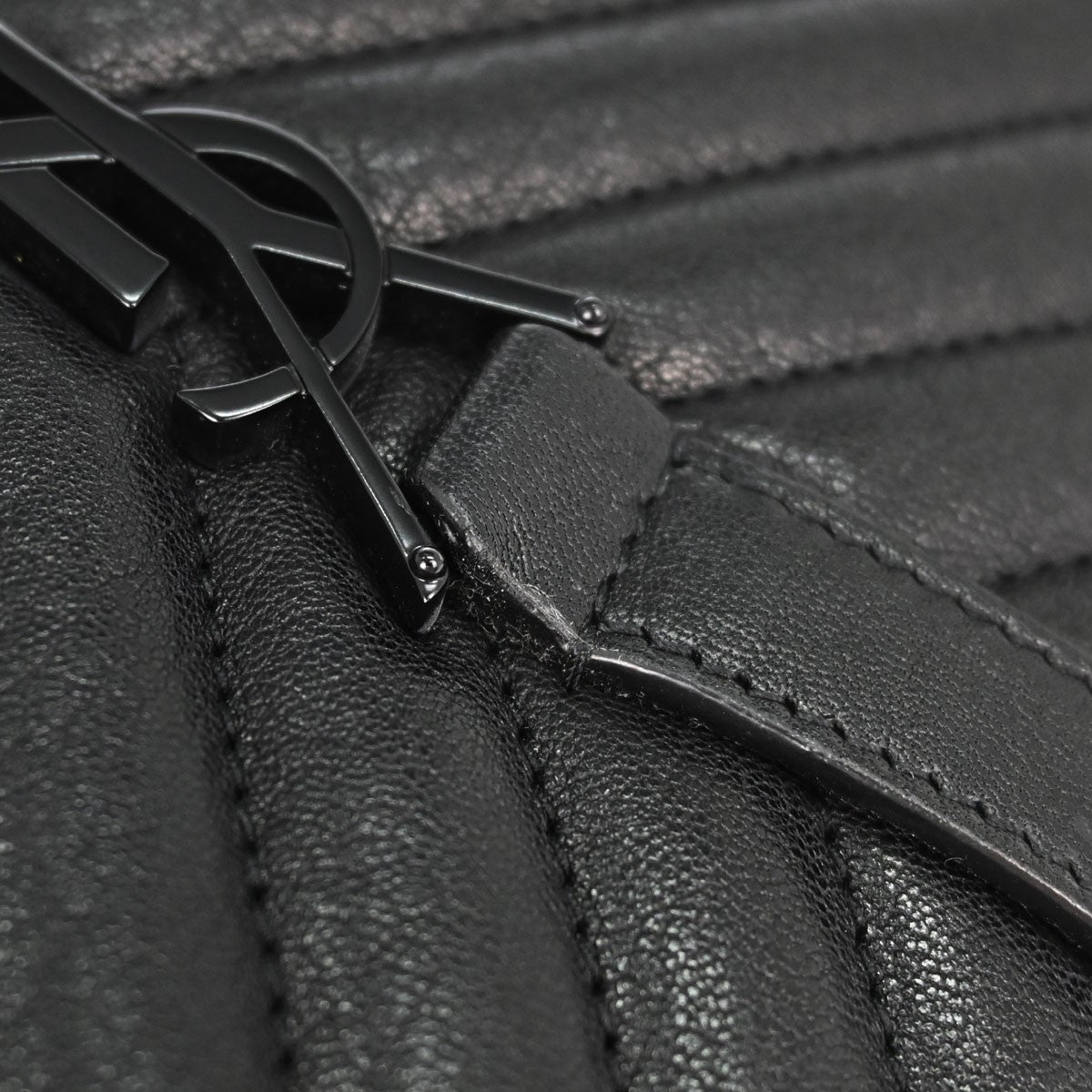 Saint Laurent Classic Monogram College Matelasse Chevron Leather Black Leather Handbag (Pre-Owned)
