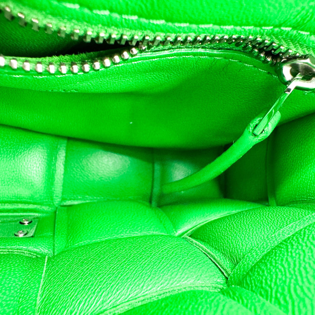 Bottega Veneta Cassette Padded Maxi Intrecciato Leather Green Leather Crossbody Bag Bag (Pre-Owned)