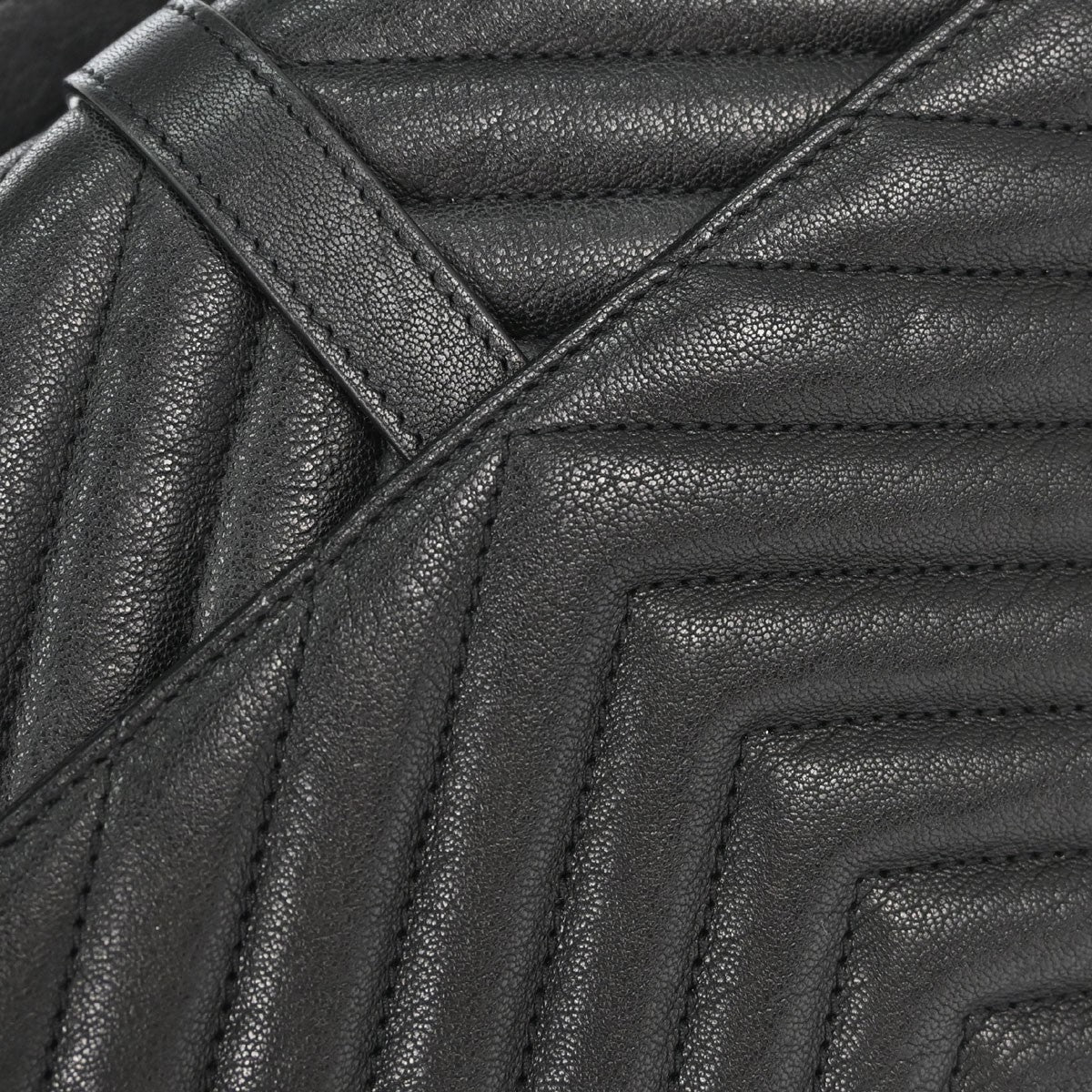 Saint Laurent Classic Monogram College Matelasse Chevron Leather Black Leather Handbag (Pre-Owned)