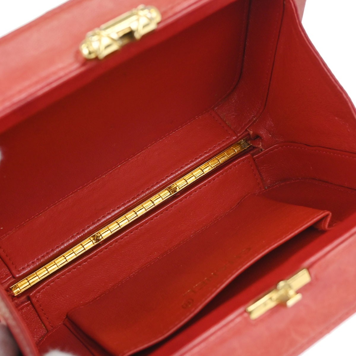 Chanel Camera Chevron Lambskin Red Leather Handbag (Pre-Owned)