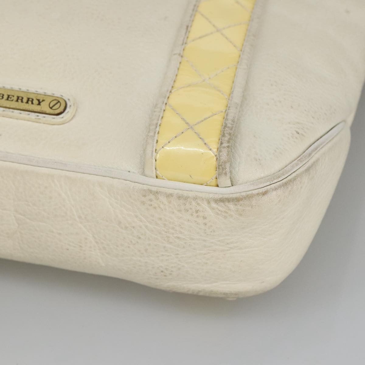 Burberry Vintage Leather White Leather Shoulder Bag Bag (Pre-Owned)