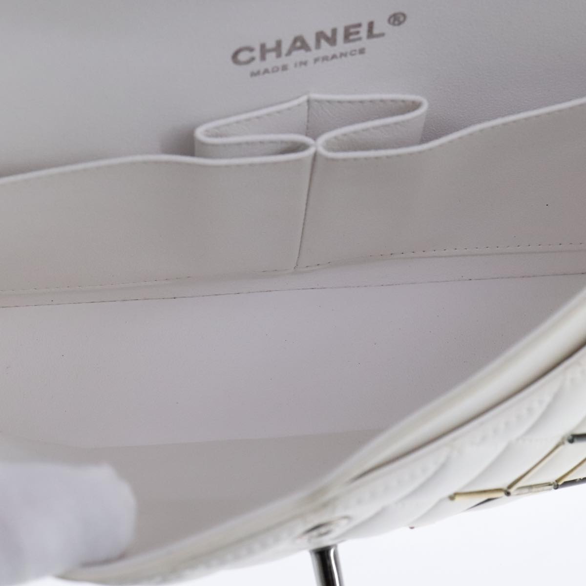 Chanel Timeless White Leather Shoulder Bag (Pre-Owned)