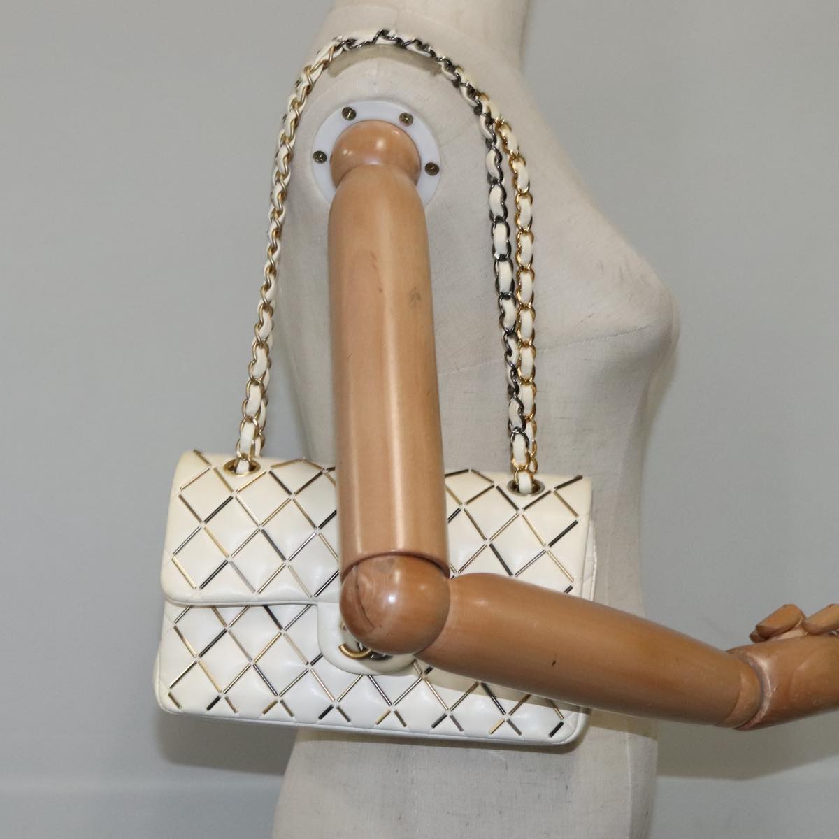 Chanel Timeless White Leather Shoulder Bag (Pre-Owned)