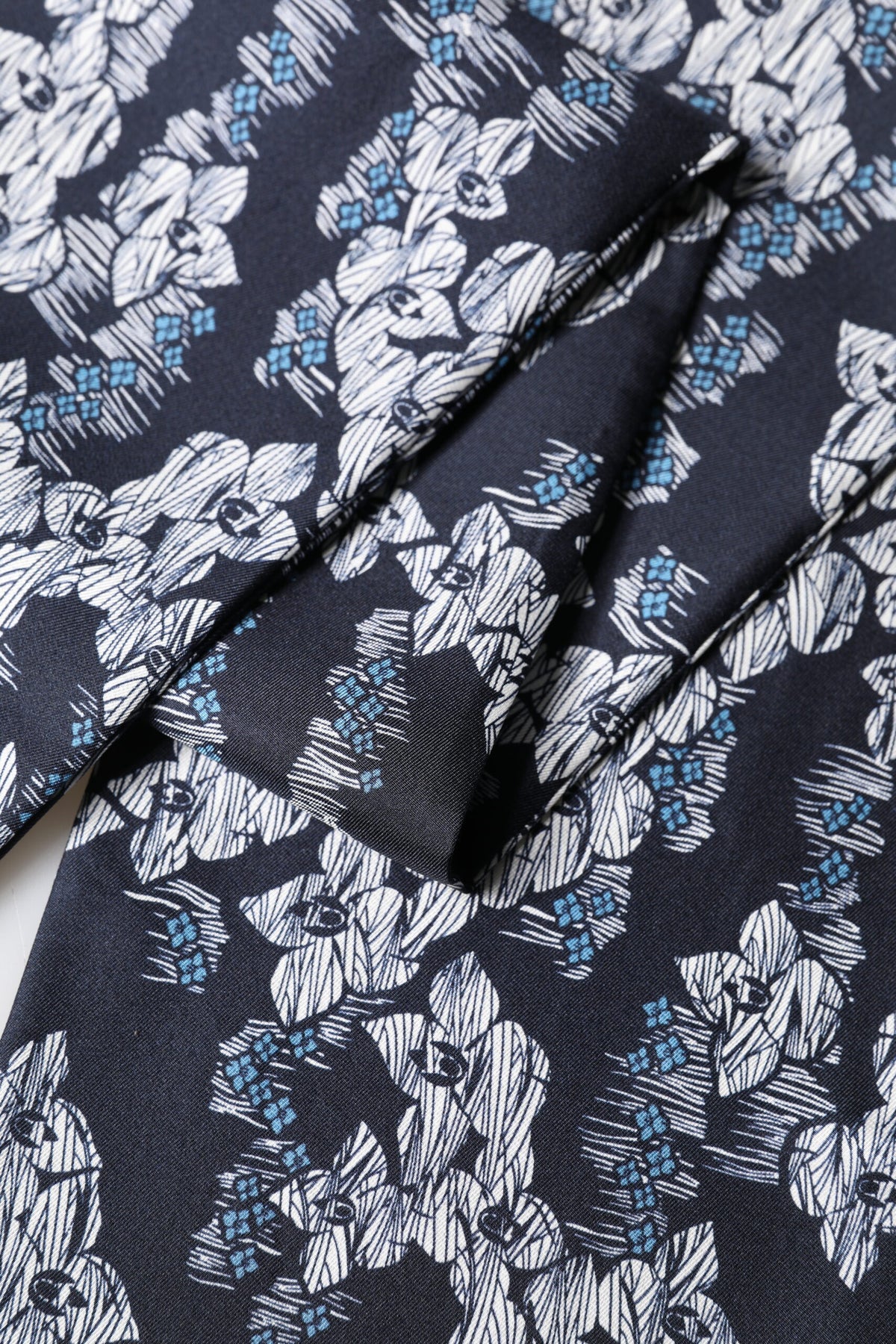 Dolce & Gabbana Black Blue Silk Floral Pattern Fringe 140cm x 16cm Men's Scarf (Pre-Owned)