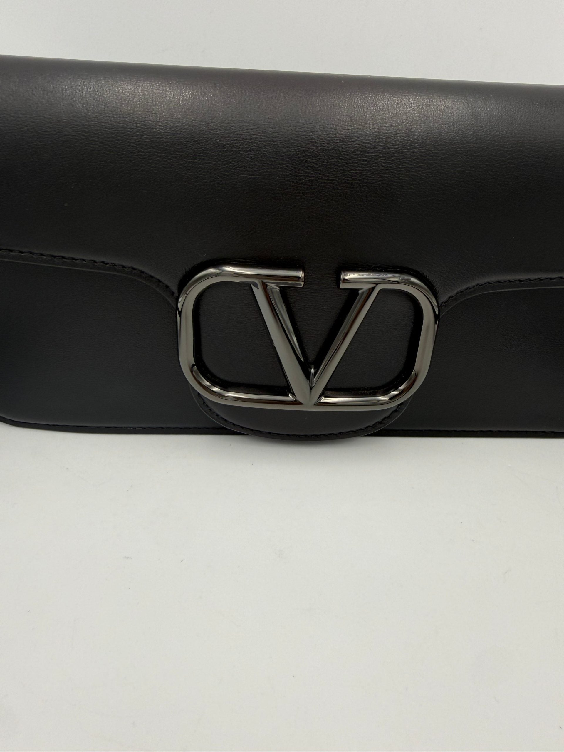 Valentino Garavani VALENTINO GARAVANI VLOGO Black Handbag (Pre-Owned)