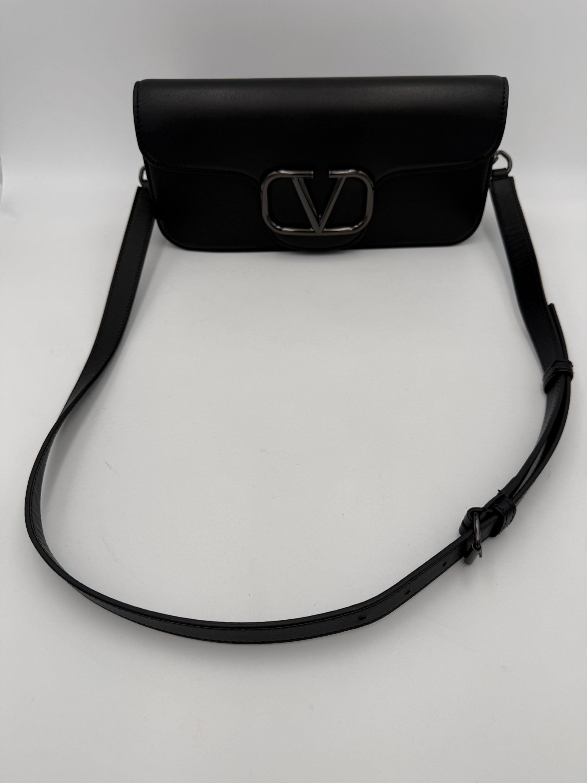 Valentino Garavani VALENTINO GARAVANI VLOGO Black Handbag (Pre-Owned)