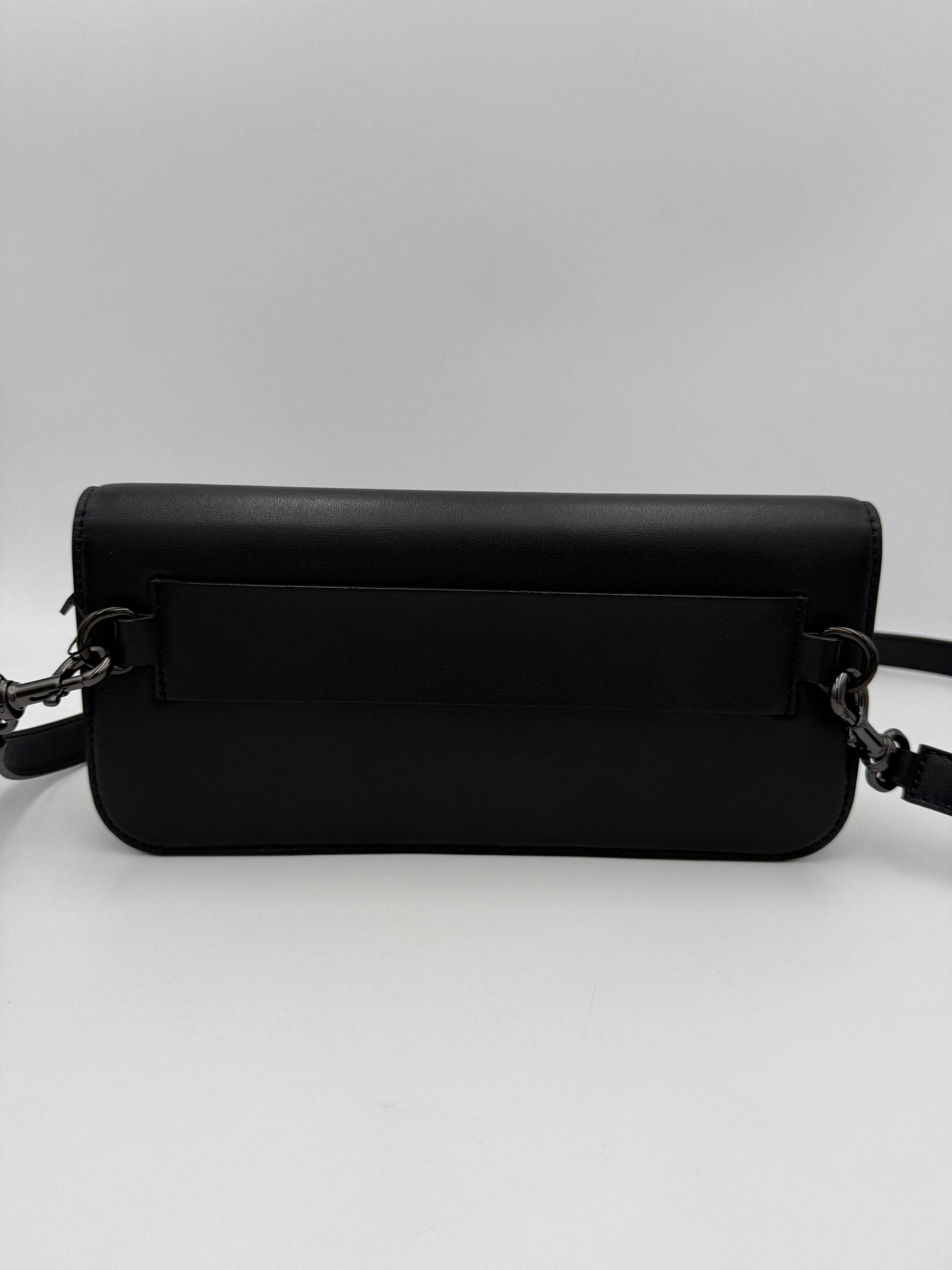 Valentino Garavani VALENTINO GARAVANI VLOGO Black Handbag (Pre-Owned)