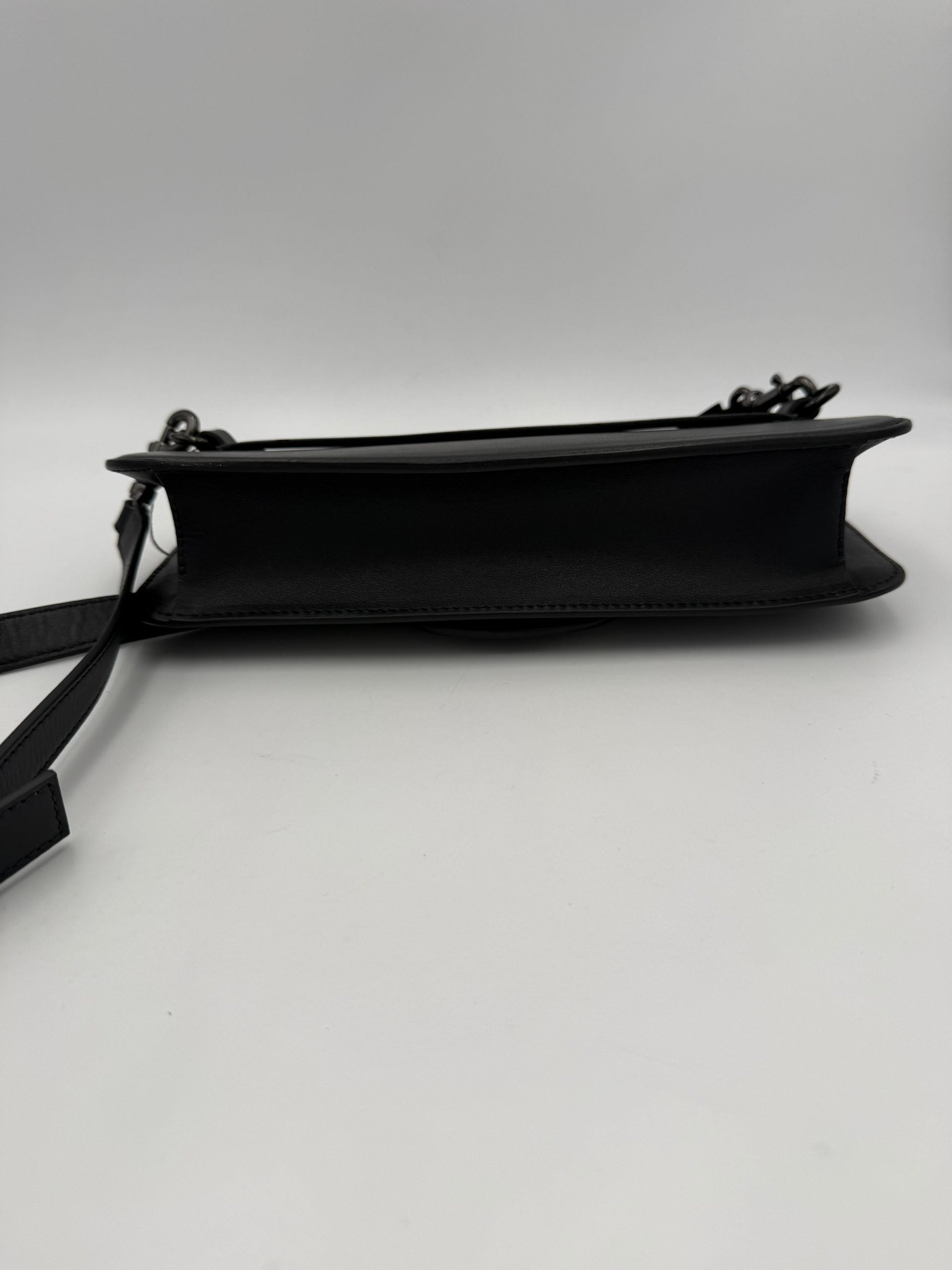 Valentino Garavani VALENTINO GARAVANI VLOGO Black Handbag (Pre-Owned)