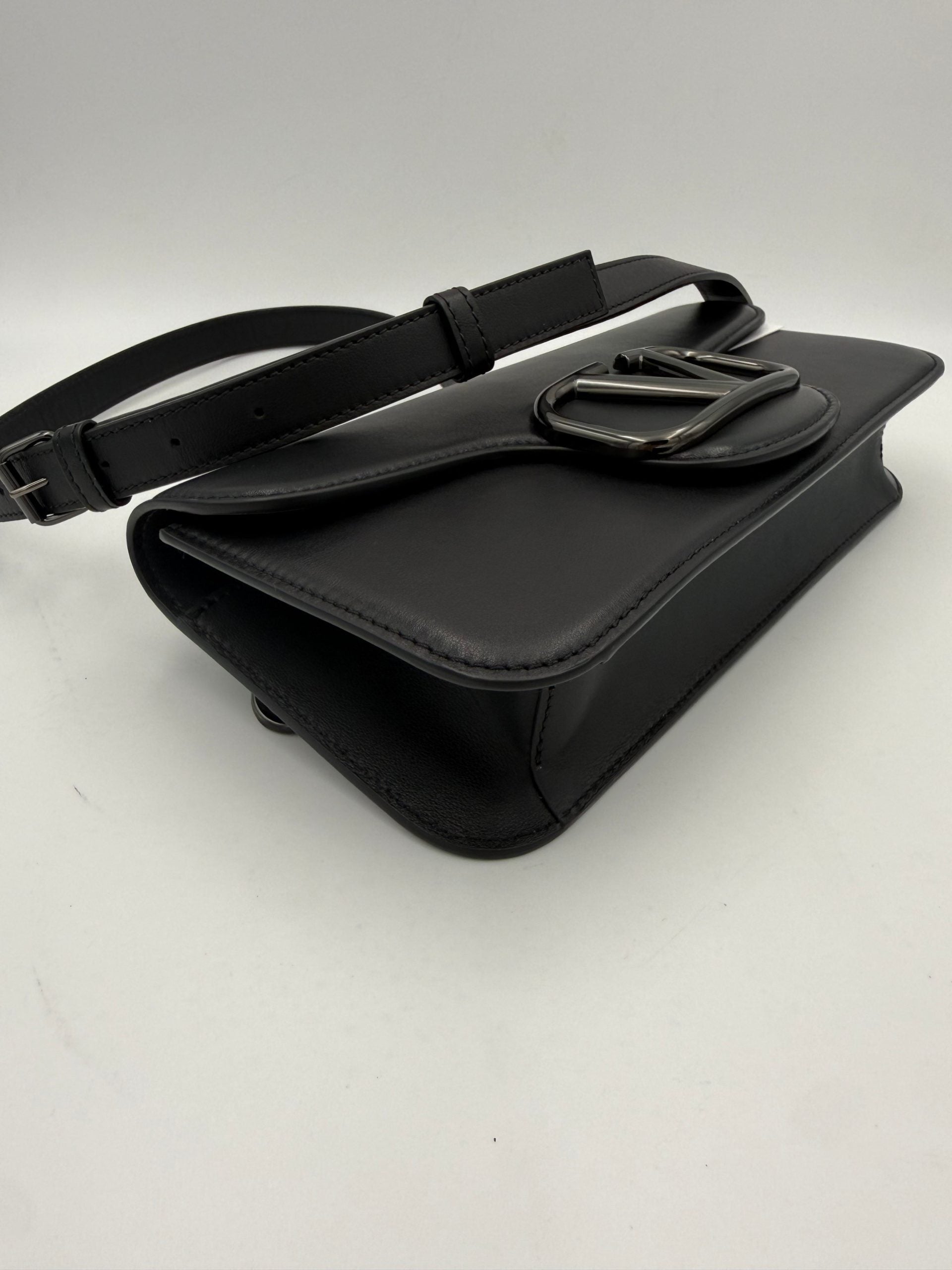 Valentino Garavani VALENTINO GARAVANI VLOGO Black Handbag (Pre-Owned)