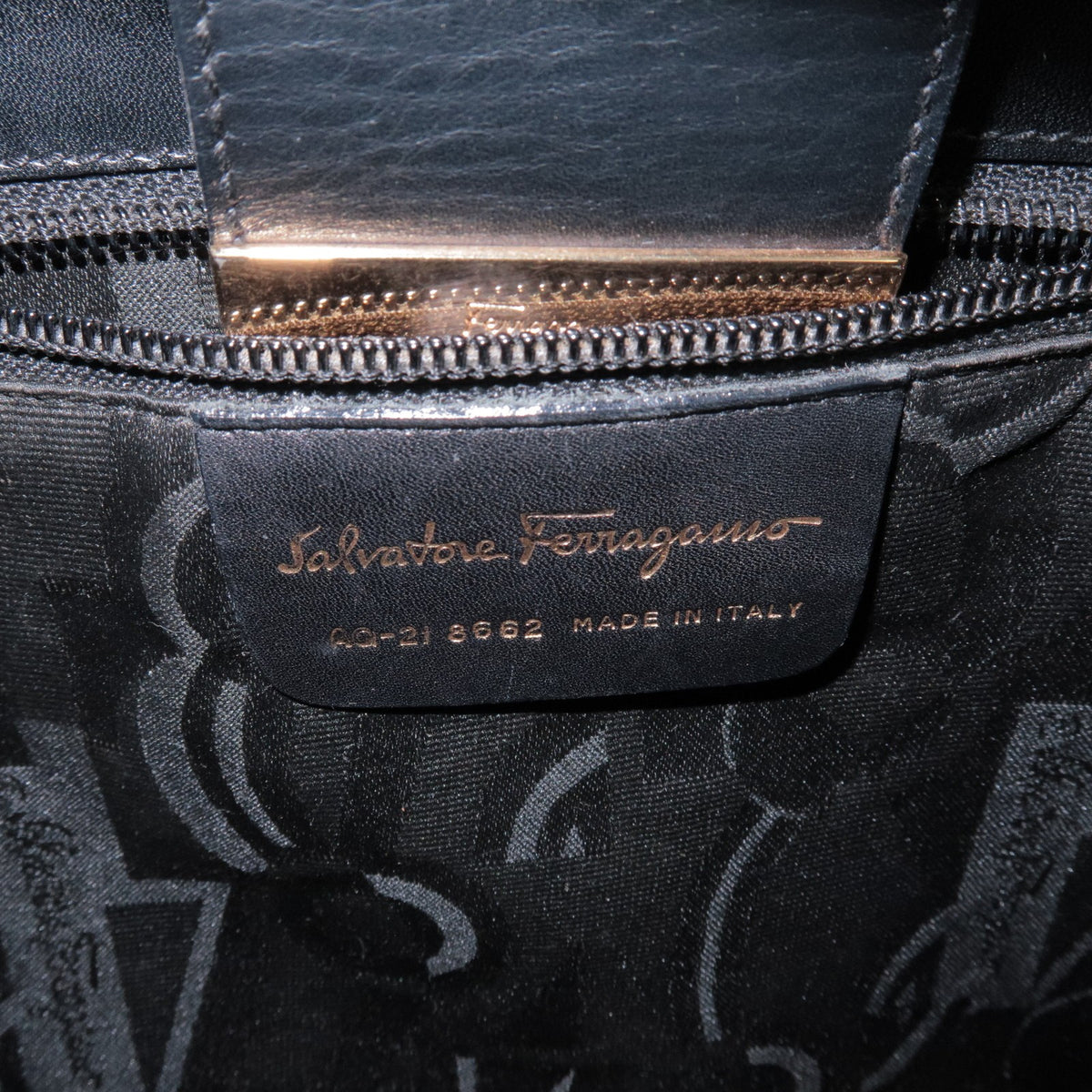 Salvatore Ferragamo Trifolio Leather Black Leather Shoulder Bag Bag (Pre-Owned)