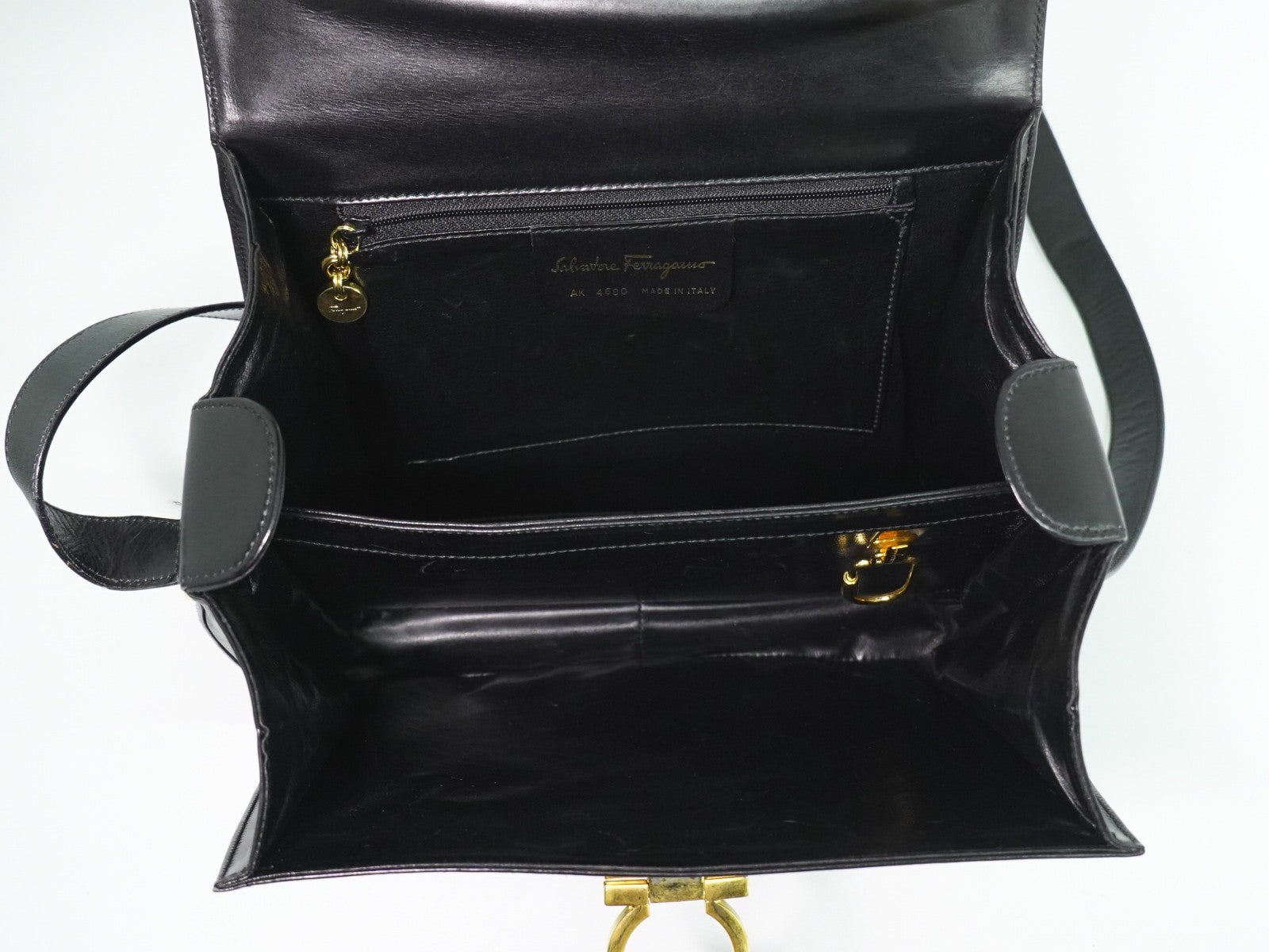 Salvatore Ferragamo Gancini Leather Black Leather Shoulder Bag Bag (Pre-Owned)