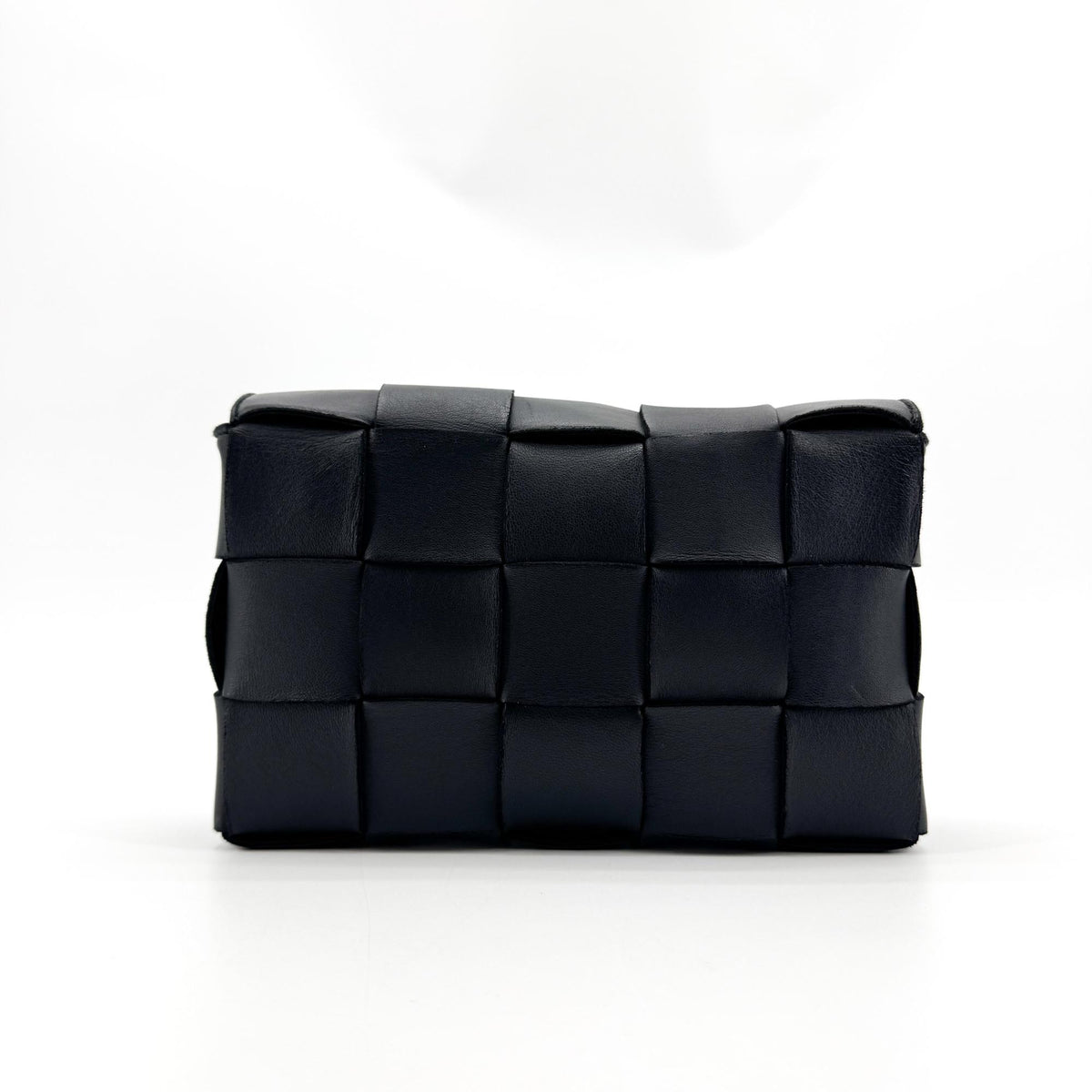 Bottega Veneta Cassette Maxi Intrecciato Leather Black Leather Crossbody Bag Bag (Pre-Owned)