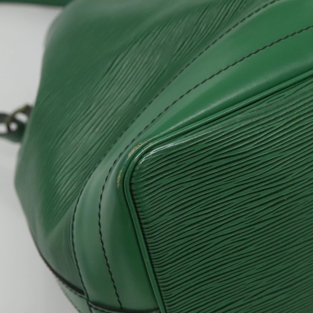 Louis Vuitton Noé Green Leather Shoulder Bag (Pre-Owned)