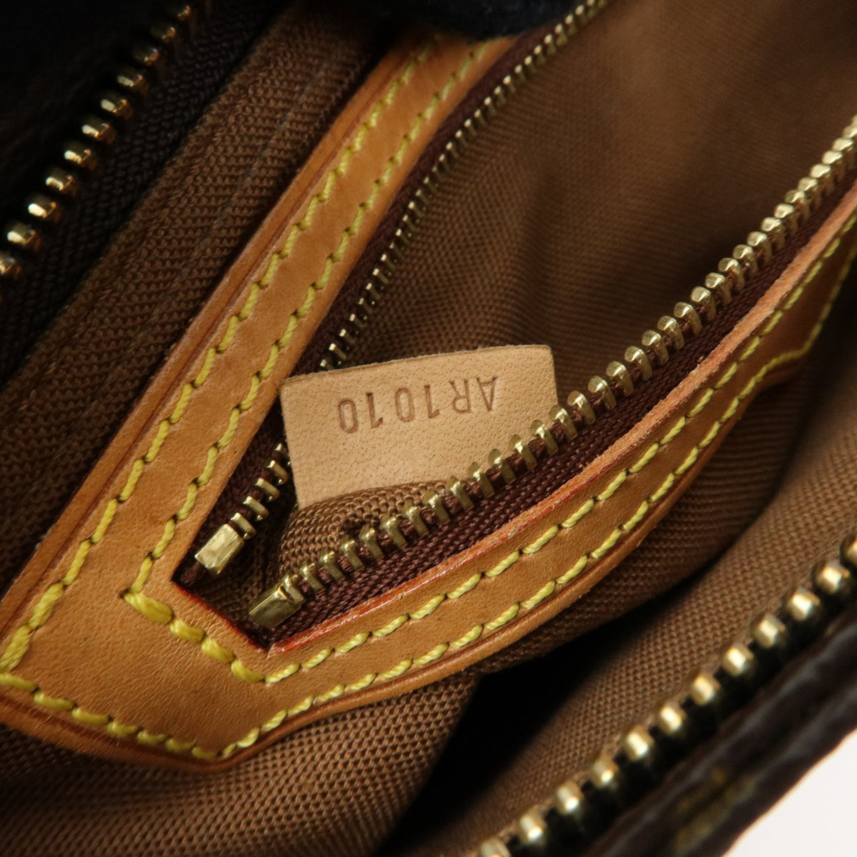 Louis Vuitton Trotteur Monogram Canvas Brown Canvas Handbag (Pre-Owned)