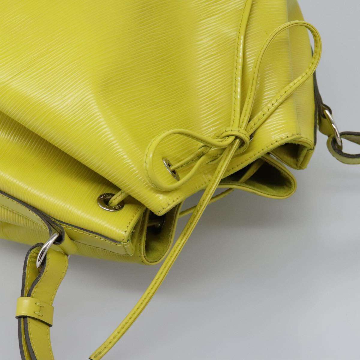 Louis Vuitton Petit Noé Green Leather Shoulder Bag (Pre-Owned)
