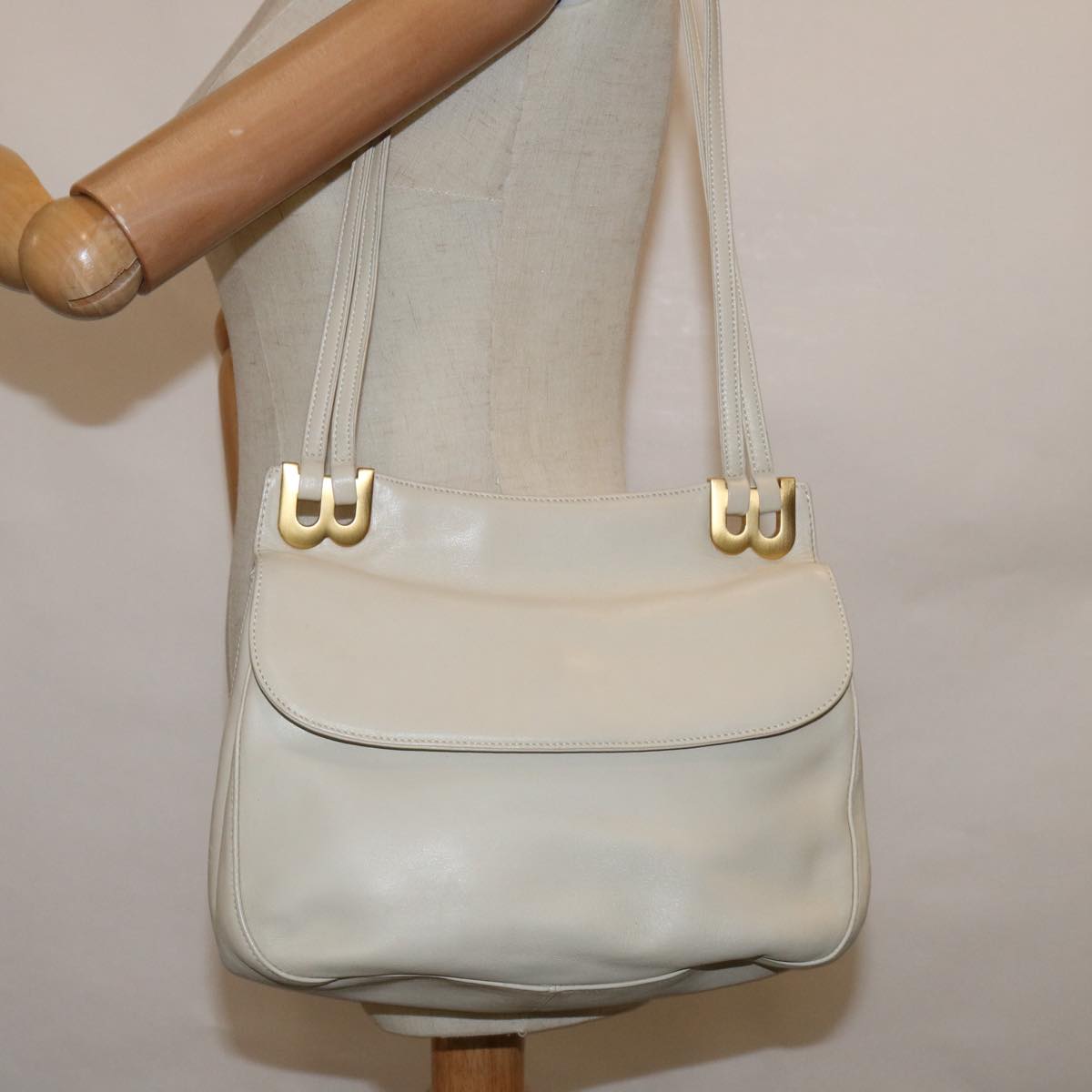 Bally Beige Leather Shoulder Bag (Pre-Owned)