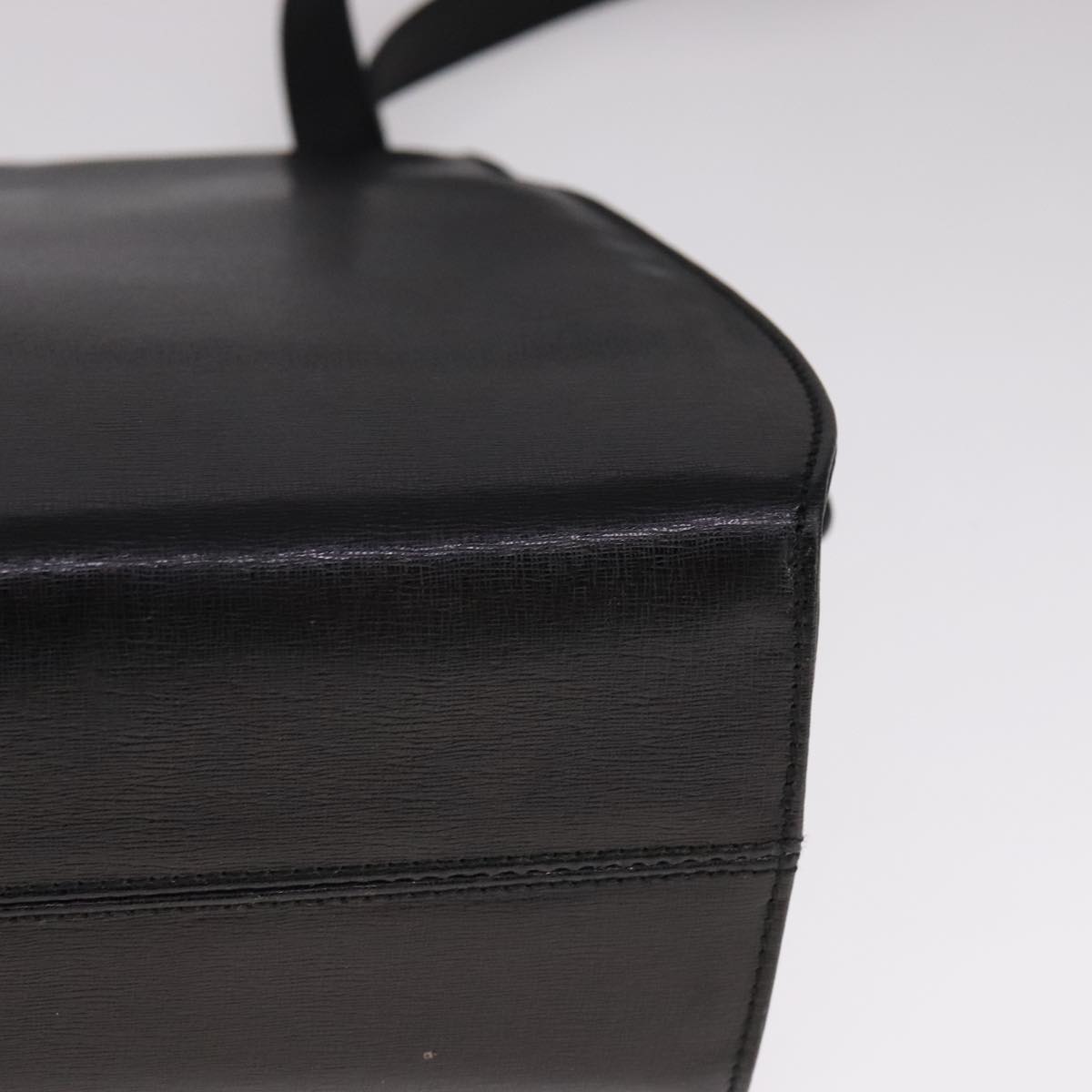 Salvatore Ferragamo Vara Black Leather Shoulder Bag (Pre-Owned)