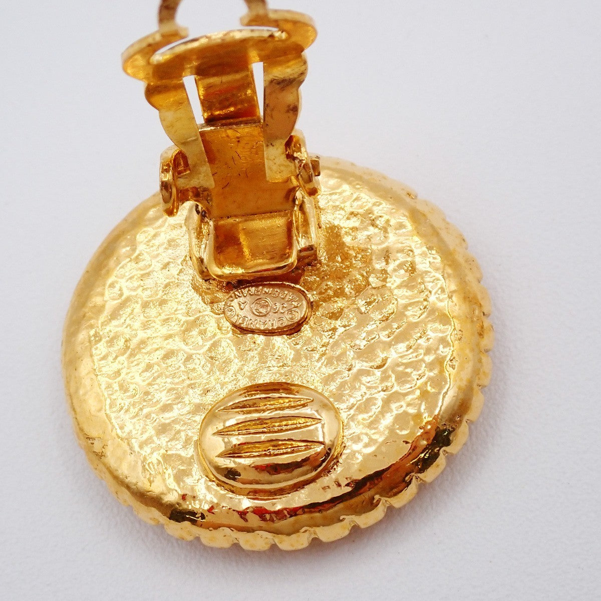 Chanel Vintage Cc Round Button Clip-On Metal Gold Gold_Plated Earrings Jewelry (Pre-Owned)