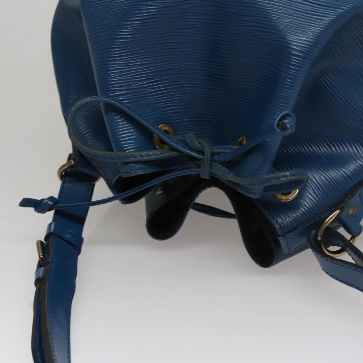 Louis Vuitton Petit Noé Blue Leather Shoulder Bag (Pre-Owned)