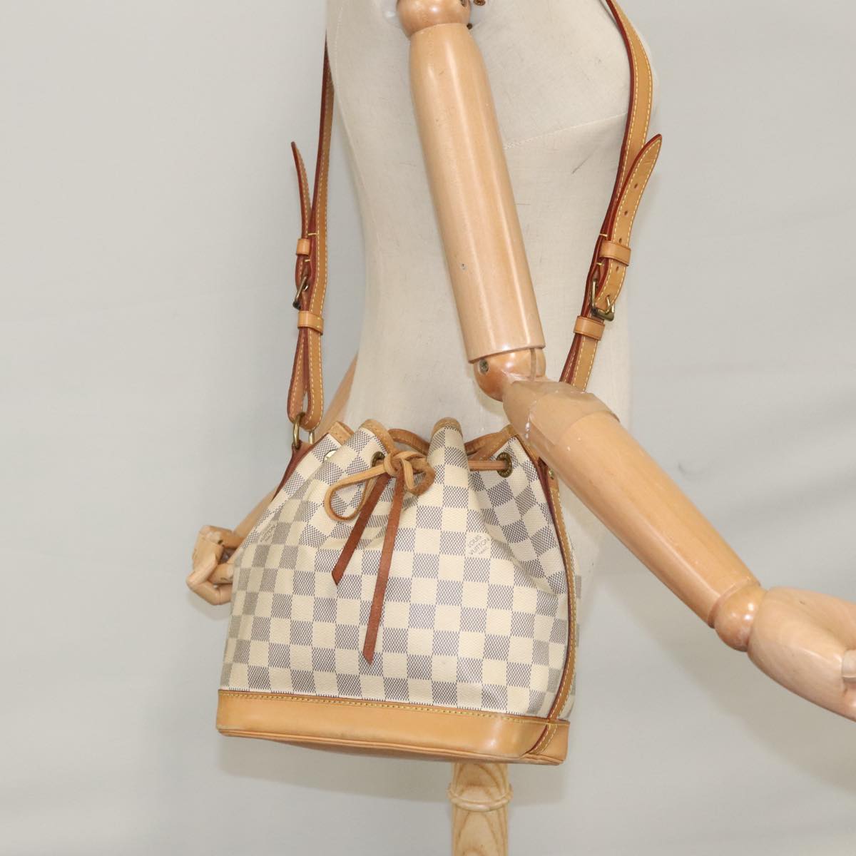 Louis Vuitton Noé White Canvas Shoulder Bag (Pre-Owned)