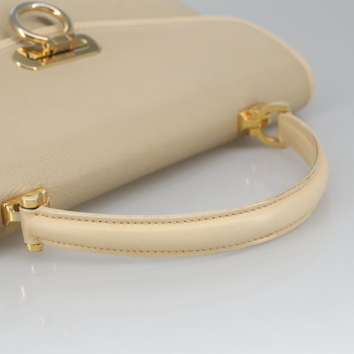 Bally Beige Leather Handbag (Pre-Owned)