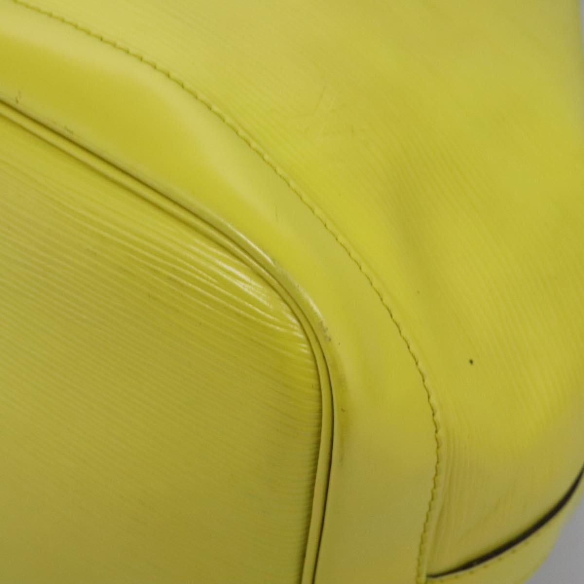 Louis Vuitton Petit Noé Green Leather Shoulder Bag (Pre-Owned)