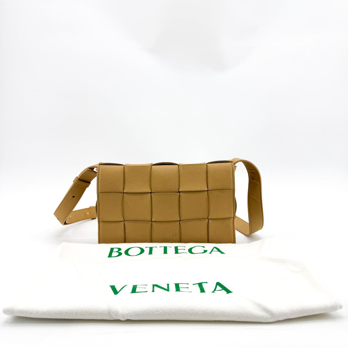 Bottega Veneta Cassette Maxi Intrecciato Leather Beige Leather Crossbody Bag Bag (Pre-Owned)