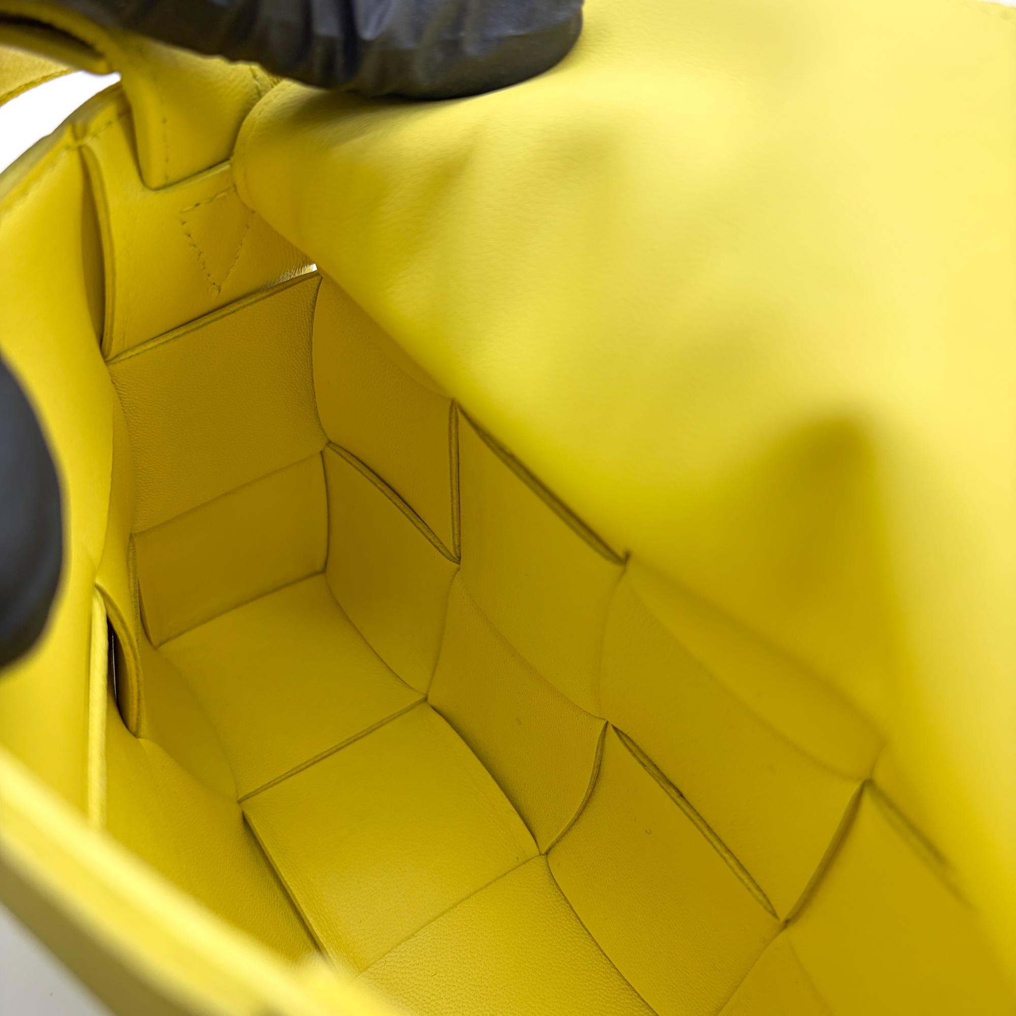 Bottega Veneta Cassette Crossbody Bag Maxi Intrecciato Leather Yellow Leather Crossbody Bag Bag (Pre-Owned)