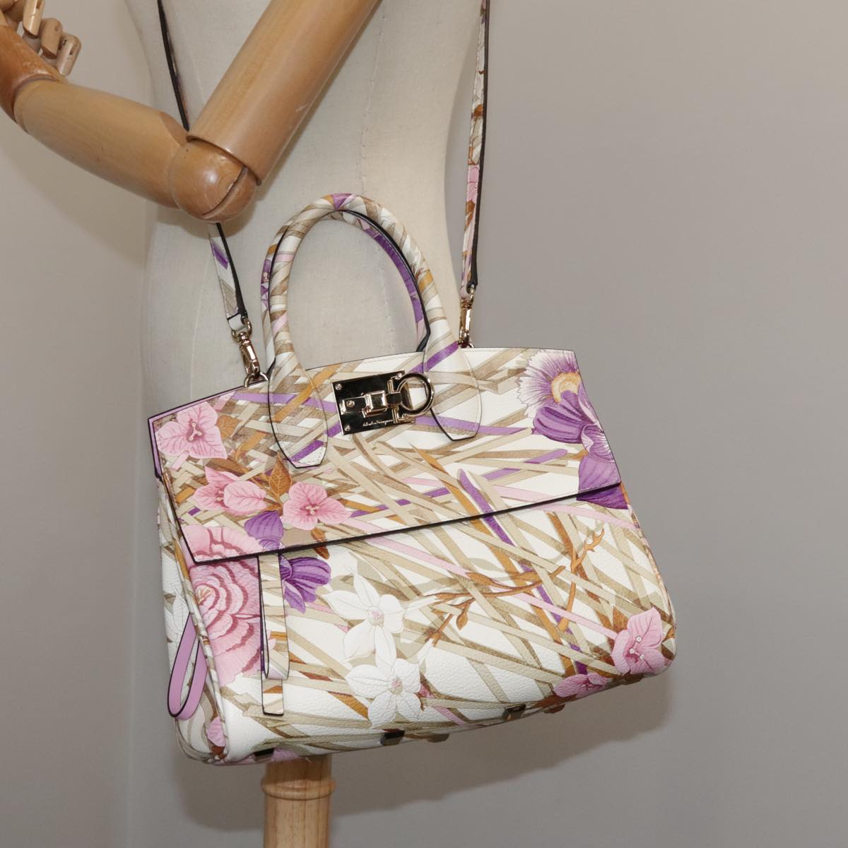 Salvatore Ferragamo Studio Beige Leather Handbag (Pre-Owned)