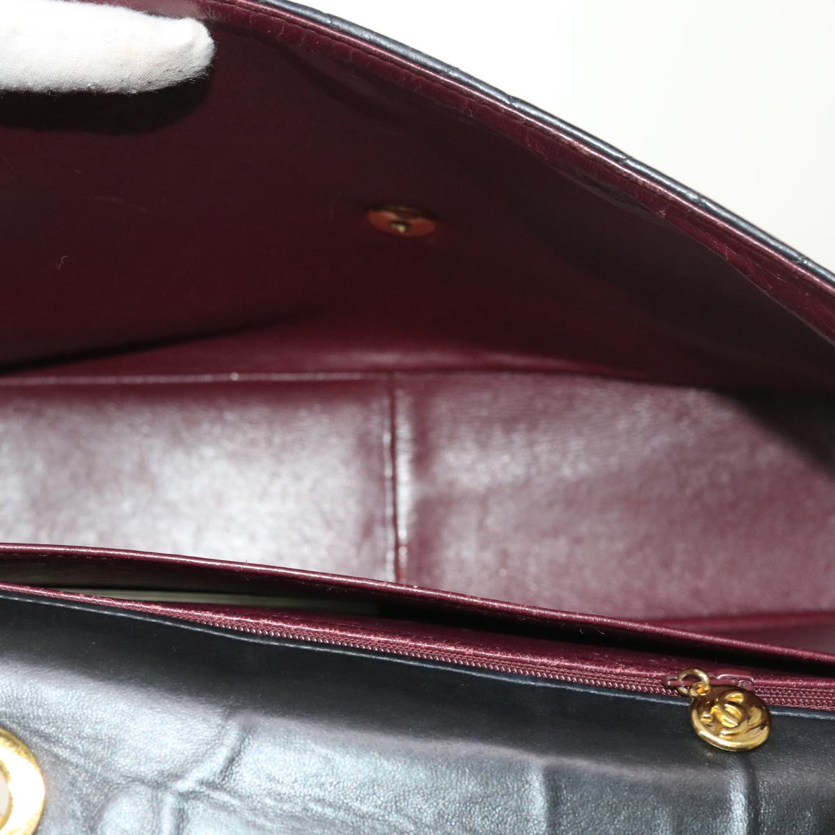 Chanel Black Leather Shoulder Bag (Pre-Owned)