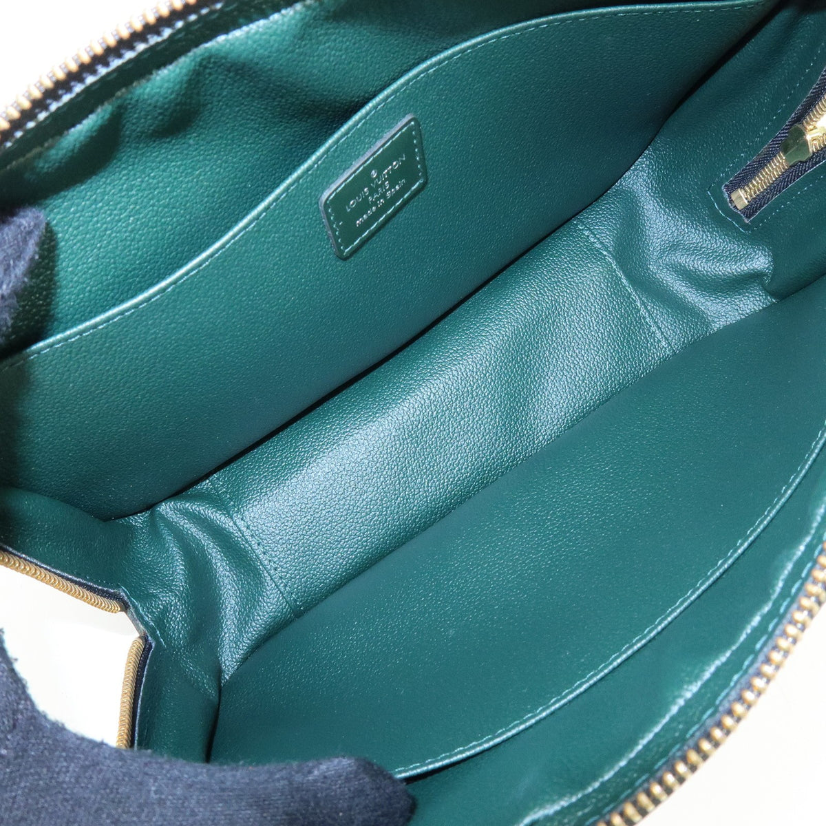 Louis Vuitton Toiletry Pouch Taiga Leather Green Leather Clutche & Pouche Bag (Pre-Owned)