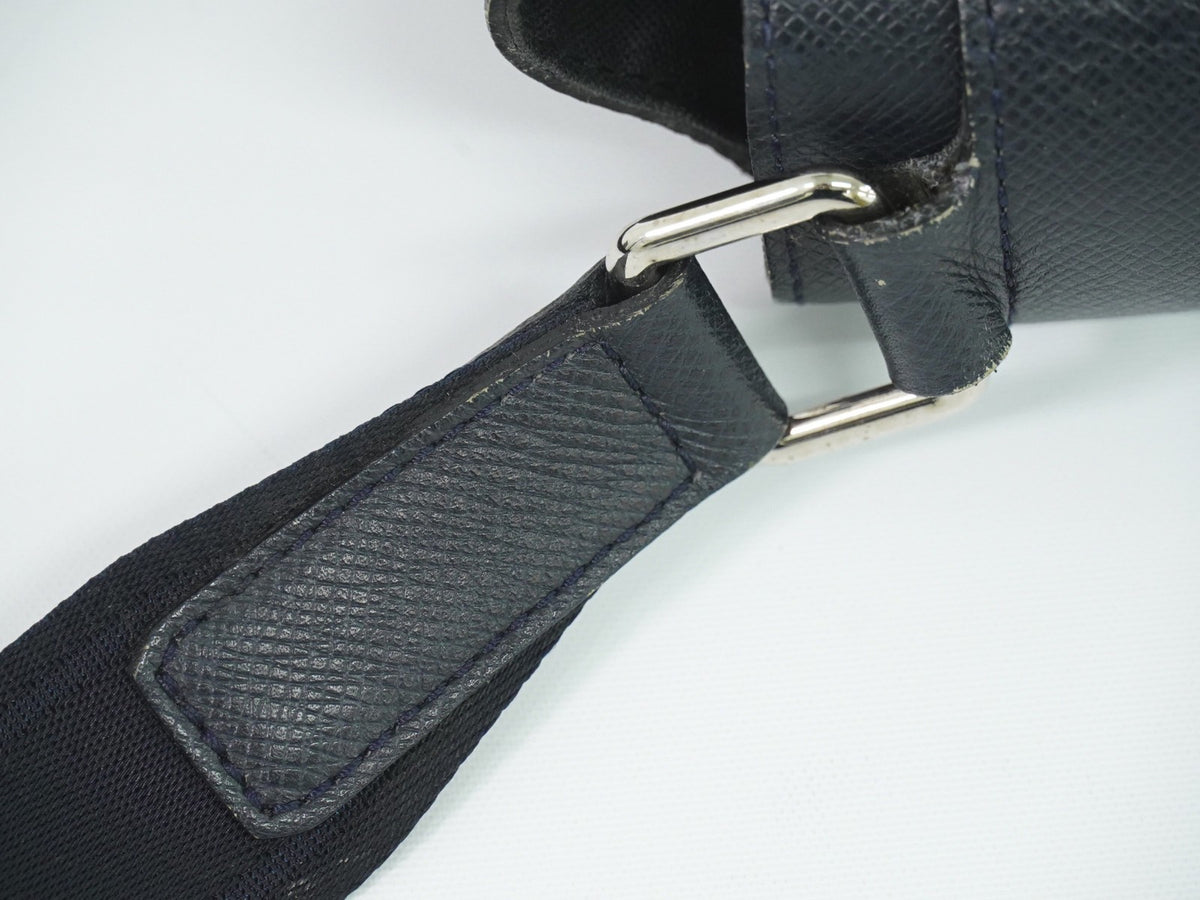 Louis Vuitton Roman Taiga Leather Navy Leather Shoulder Bag Bag (Pre-Owned)