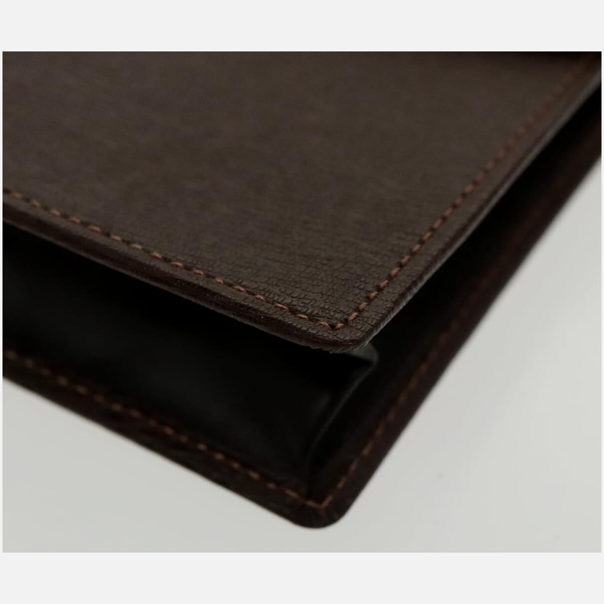 Burberry Brown Leather Clutch Bag (Pre-Owned)