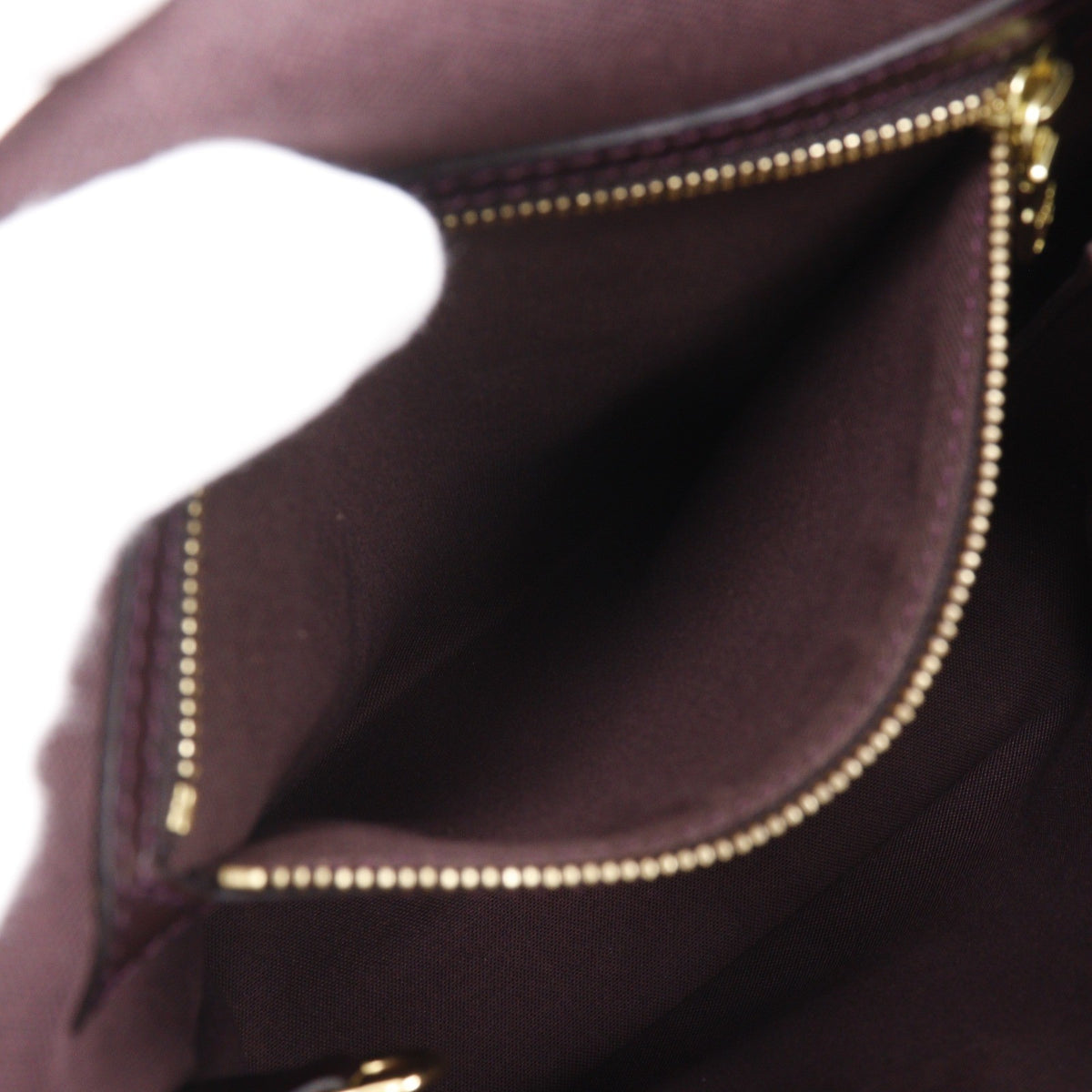 Louis Vuitton Yaranga Messenger Taiga Leather Burgundy Leather Shoulder Bag Bag (Pre-Owned)