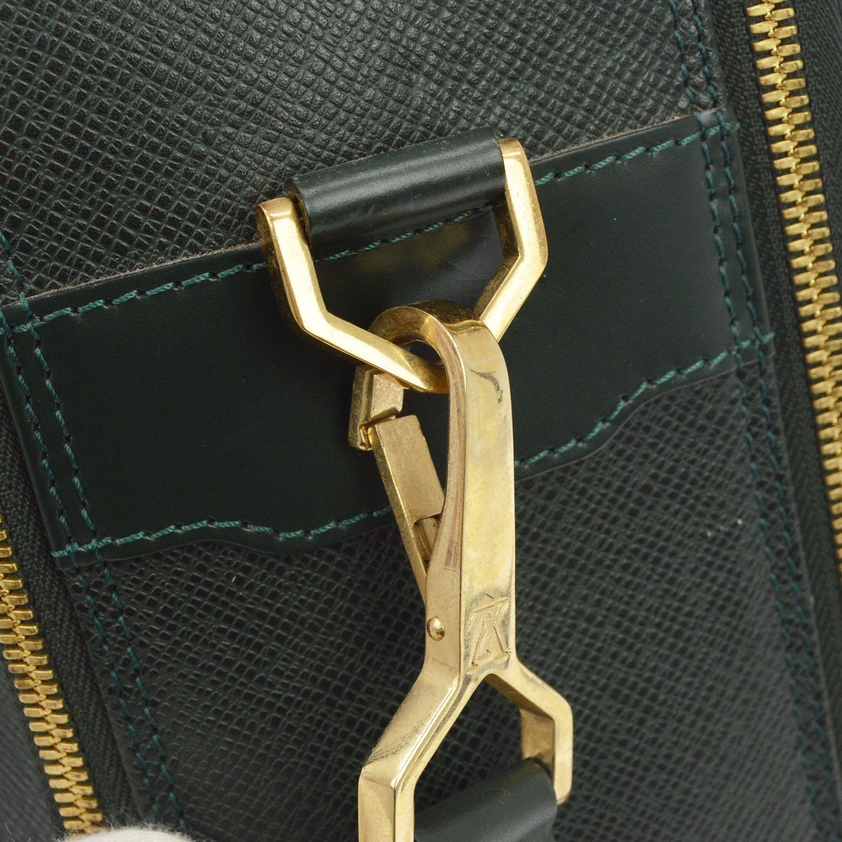 Louis Vuitton Tura Messenger Taiga Leather Green Leather Handbag (Pre-Owned)