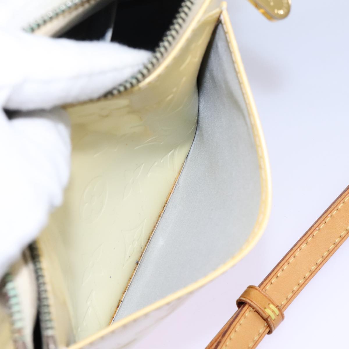 Louis Vuitton Minna Beige Patent Leather Shoulder Bag (Pre-Owned)